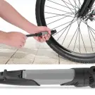 Pompă de bicicletă cu ace și duze gri